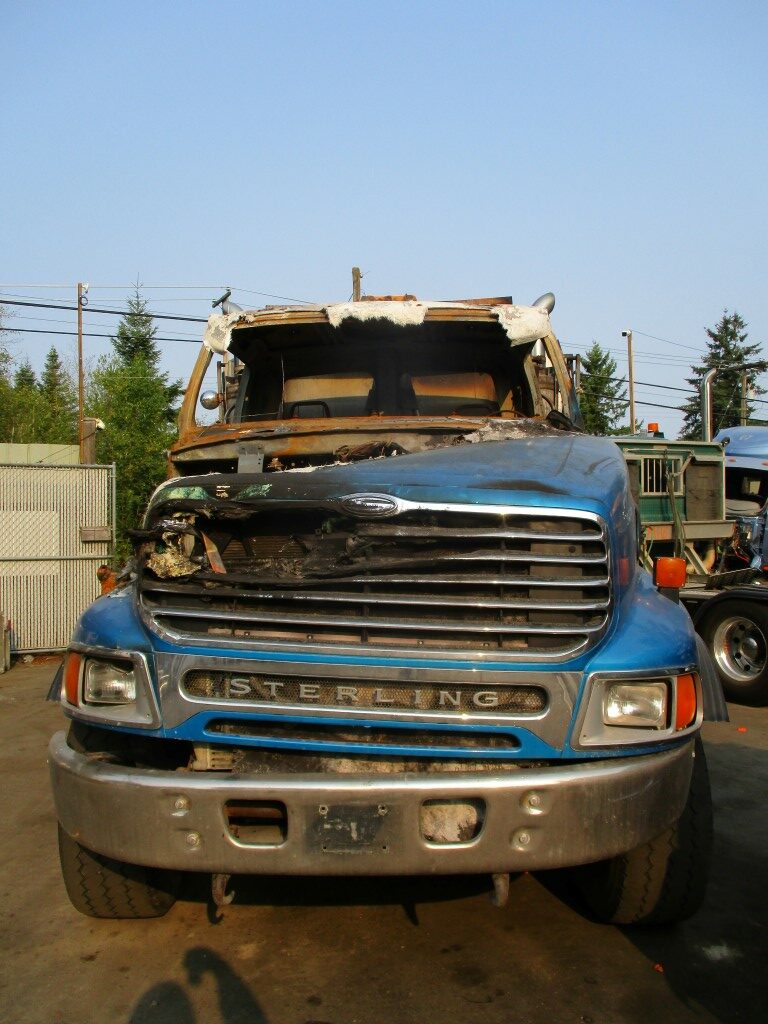 Pair Left & Right Halogen Headlights For Sterling Trucks 1998-2005 (A/AT9500, L85, 9500) - Uzooka
